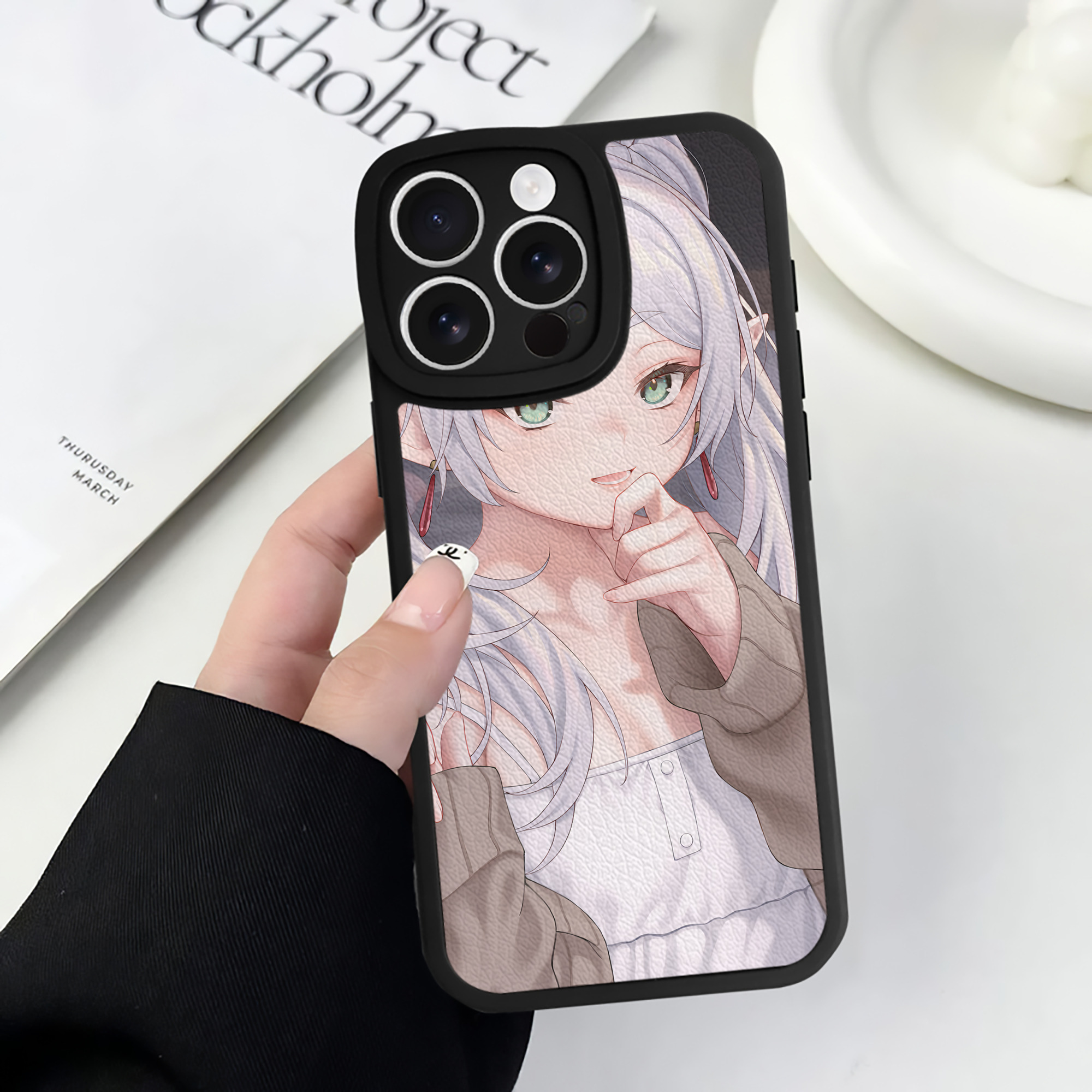（画像用） 葬送のフリーレン Frieren 【iPhone 16シリーズ対応】シリコンスマホケース（レザー調） 材質：シリコン